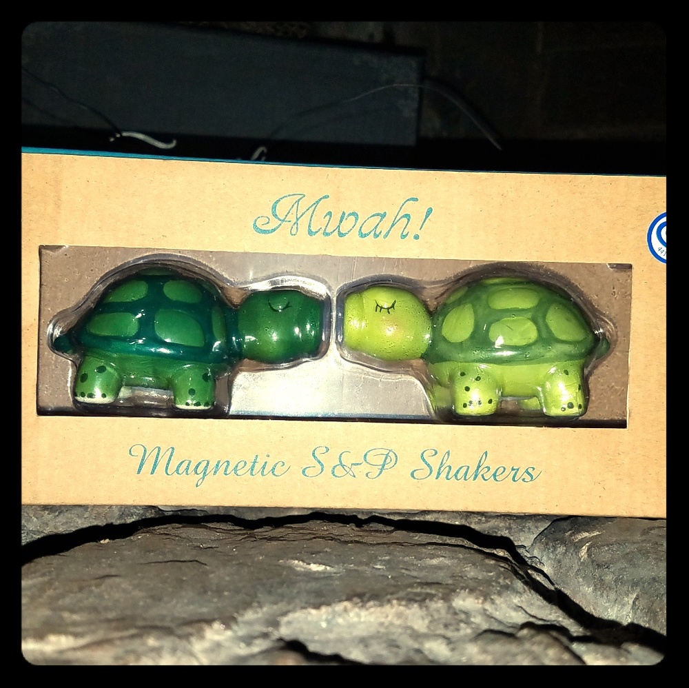 🔥NWT🔥Mwah! Kissing Turtles Magnetic S&P Shakers
